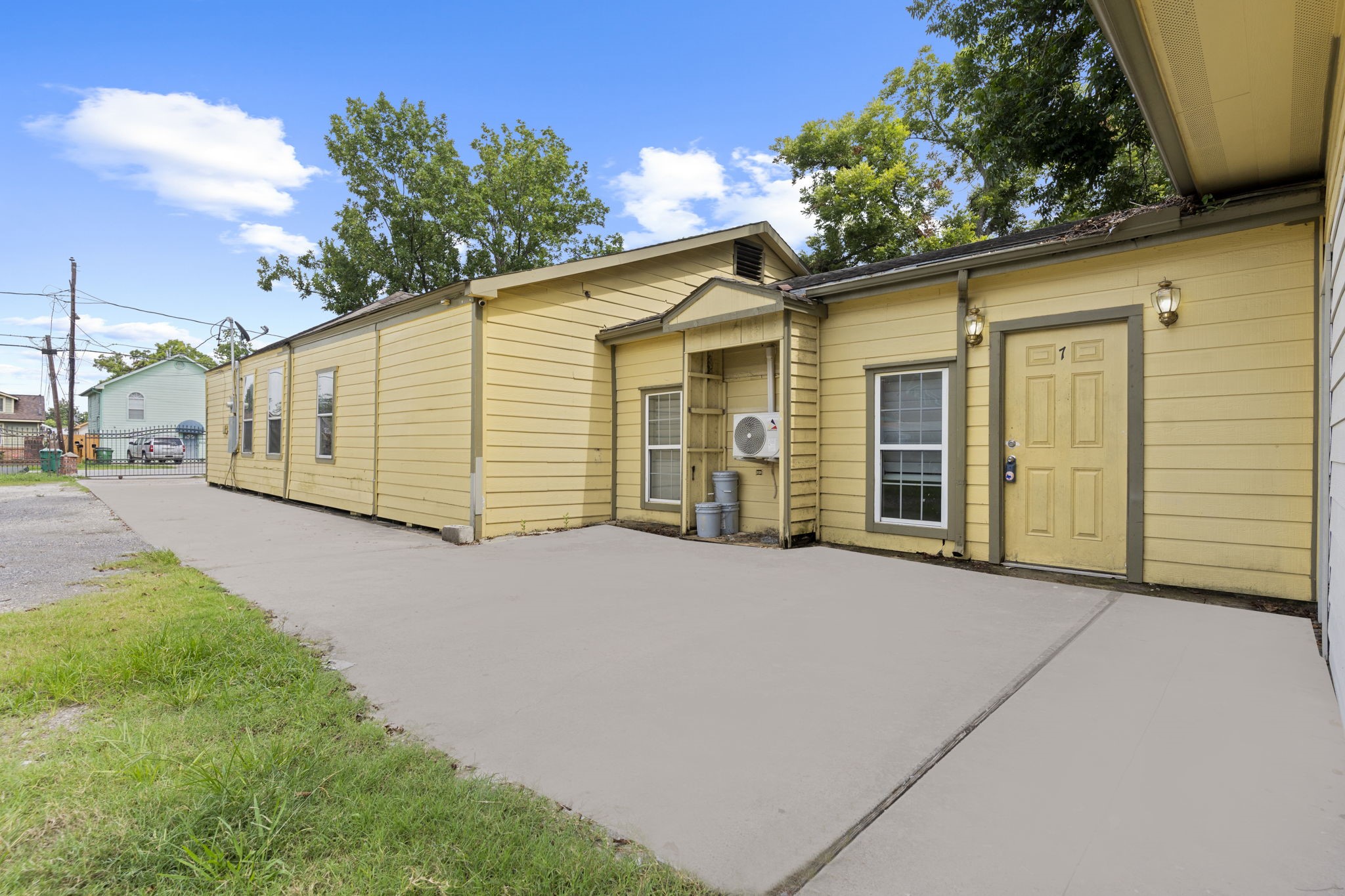 8205 Appleton Street Houston, TX 77022 - Photo 30 of 40 2nd Home Entrance
