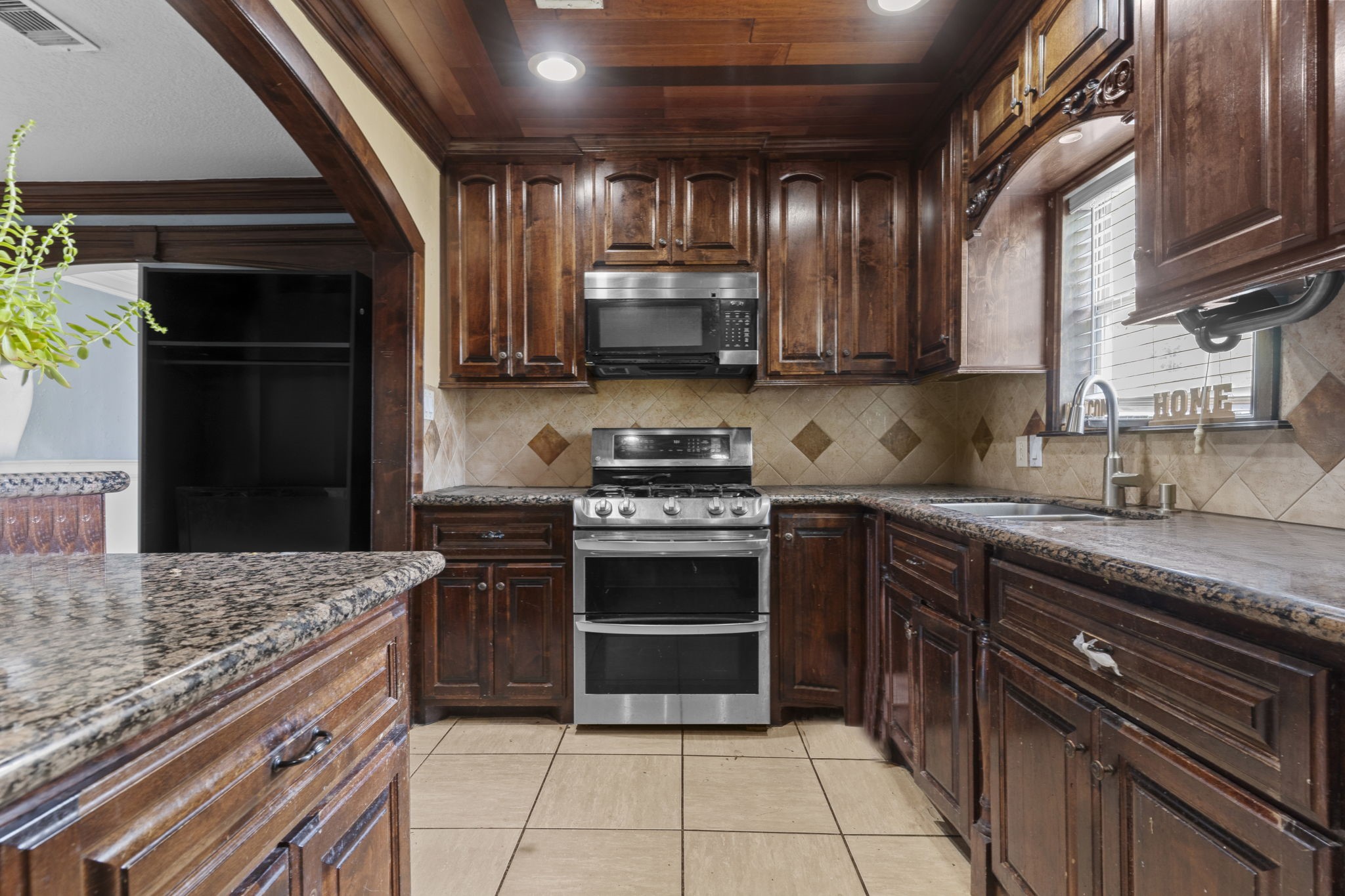 8205 Appleton Street Houston, TX 77022 - Photo 6 of 40 located on main home