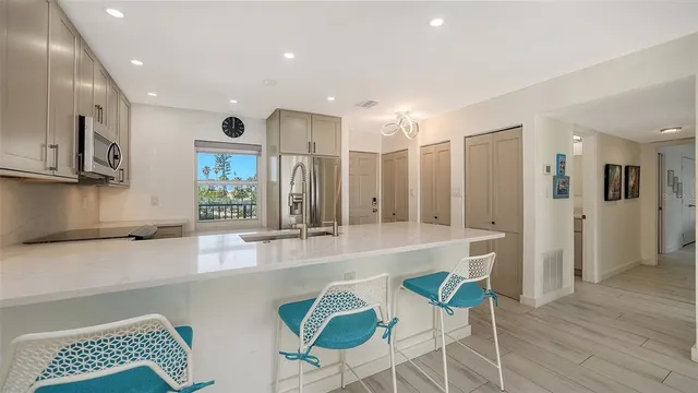 $725,000 | 4500 Gulf Of Mexico Drive, Unit 202, Longboat Key, FL 34228