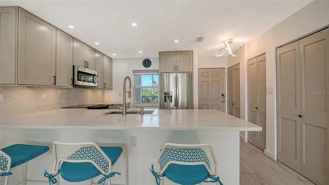 $725,000 | 4500 Gulf Of Mexico Drive, Unit 202, Longboat Key, FL 34228