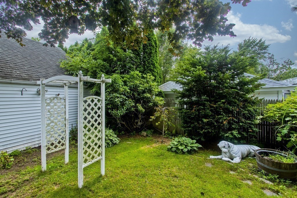 94 Gillette Avenue Springfield, MA 01118 - Photo 4 of 31