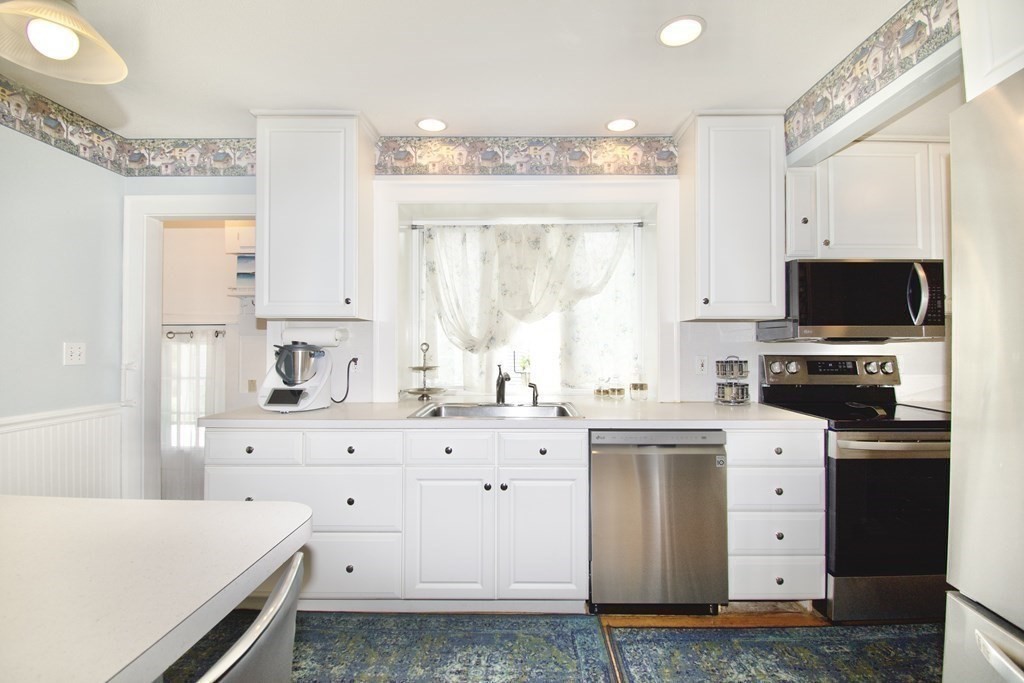 94 Gillette Avenue Springfield, MA 01118 - Photo 8 of 31