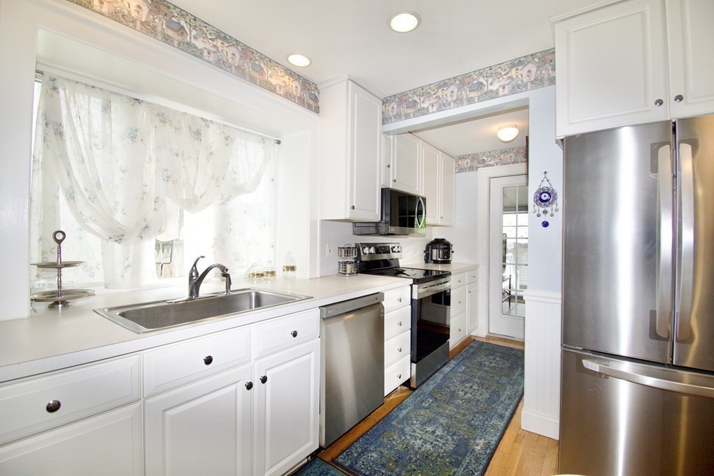 94 Gillette Avenue Springfield, MA 01118 - Photo 9 of 31