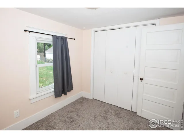 a view of a back yard