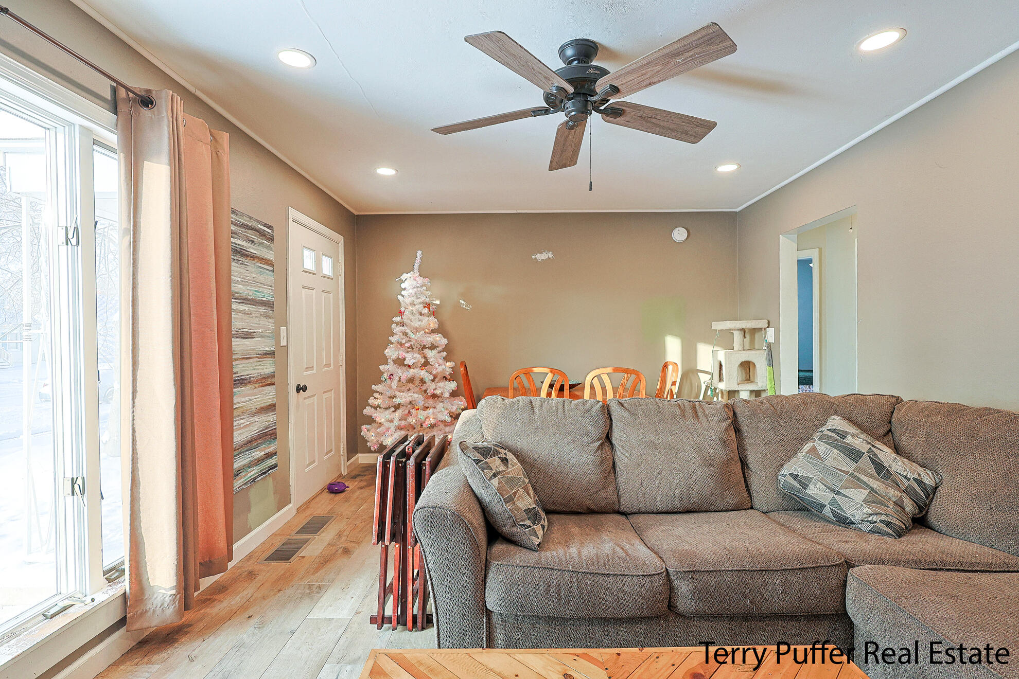 1322 Cornell Road Muskegon, MI 49441 - Photo 4 of 28 IMG_0135