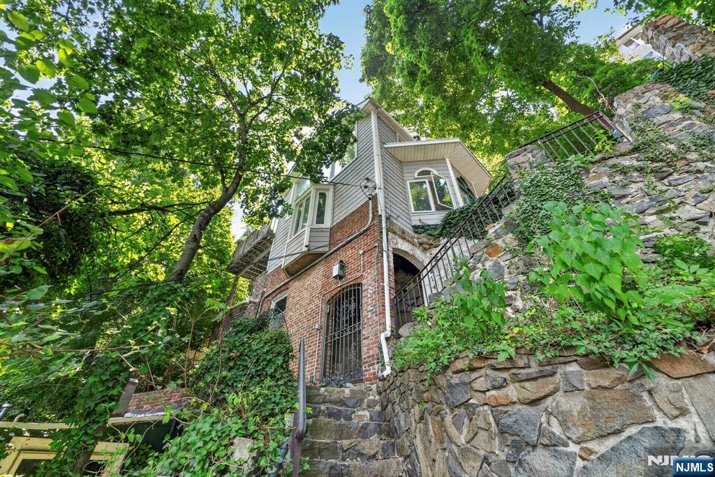 8 Old Wood Road Edgewater, NJ 07020 - Photo 17 of 25