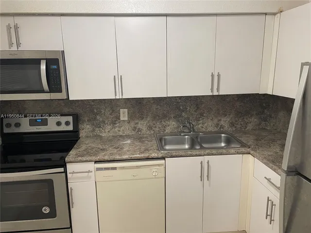 $1,900 | 4235 North University Drive, Unit 107, Sunrise, FL 33351