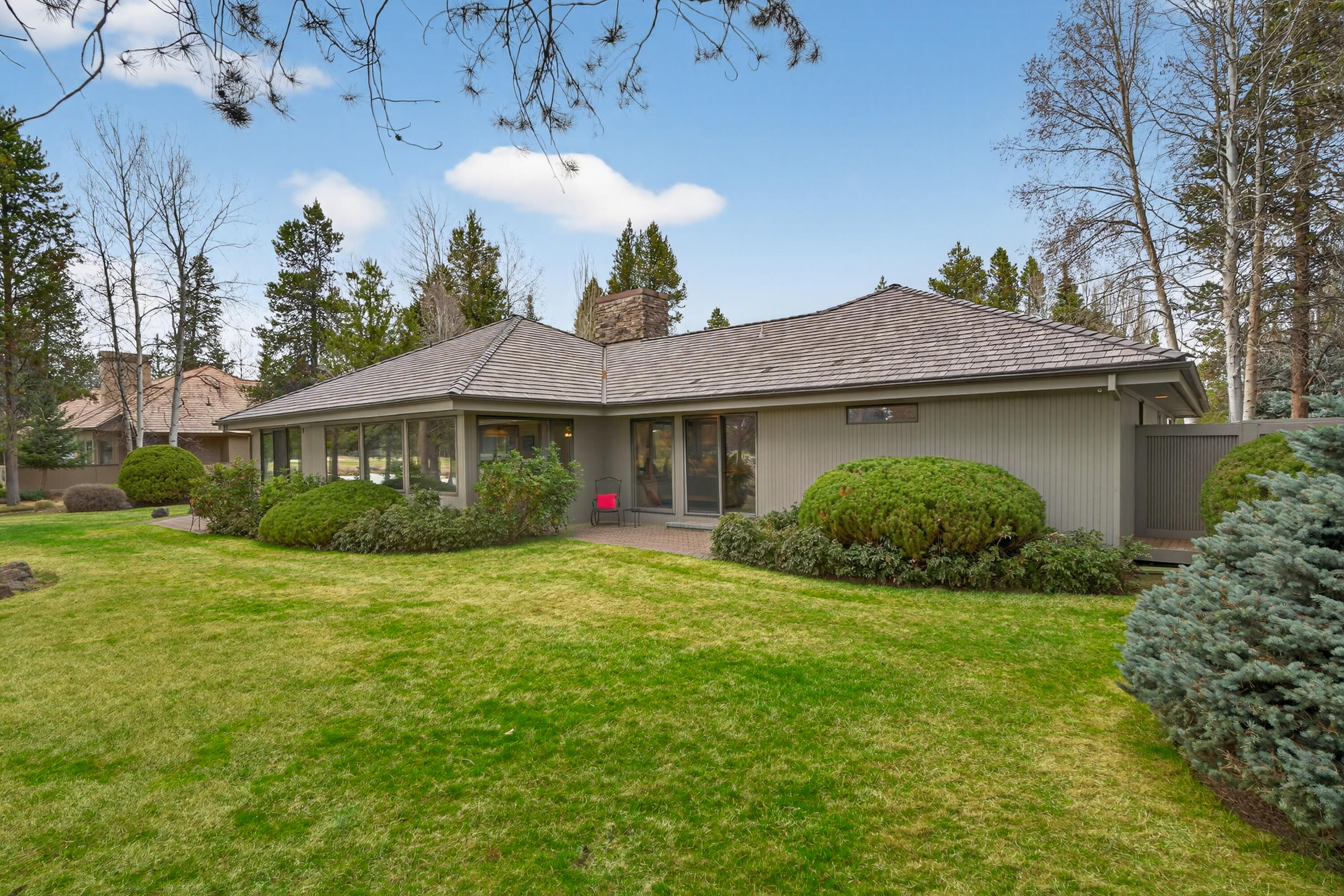 17995 North Course Lane, Unit 8 Sunriver, OR 97707 - Photo 40 of 44 grassy back yard