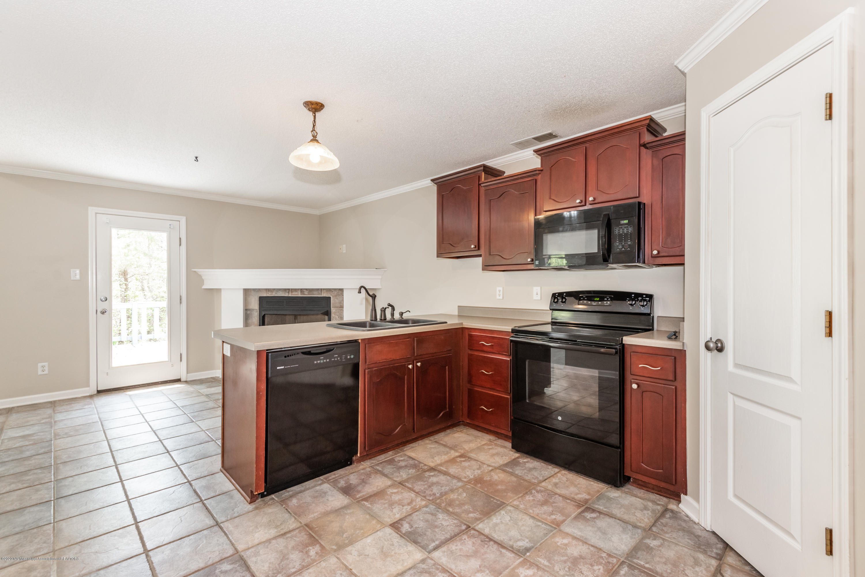 9831 Alexanders Ridge Drive Olive Branch, MS 38654 - Photo 4 of 22 9831 kitchen