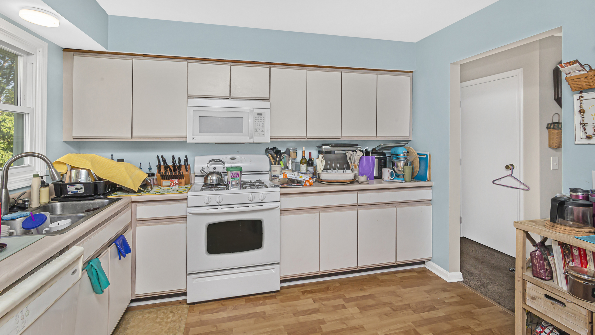20677 Raphael Avenue Prairie View, IL 60089 - Photo 4 of 15 a kitchen with a sink a stove and cabinets