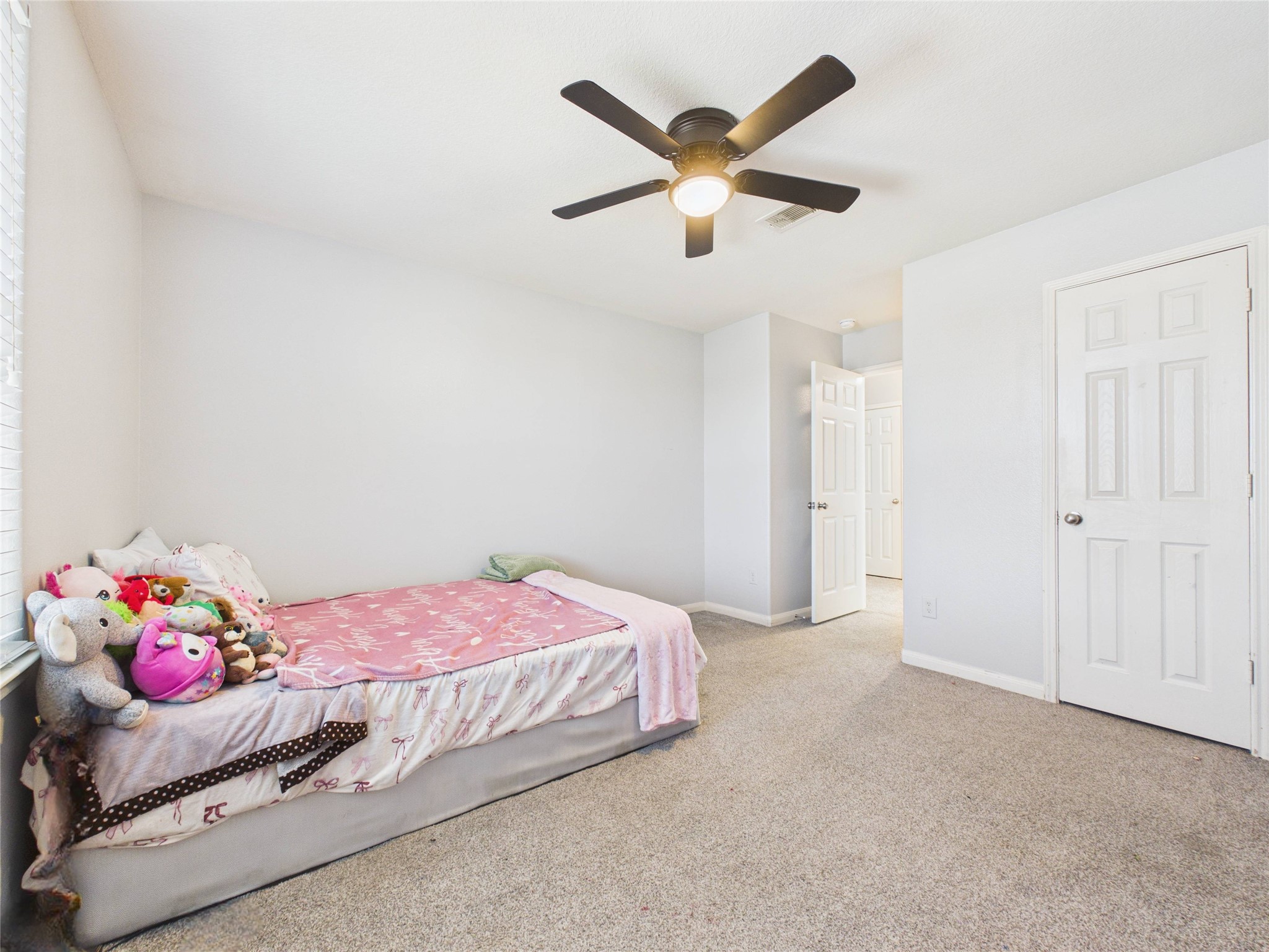 911 Marigold Road Baytown, TX 77521 - Photo 25 of 32 This bedroom has ample space.