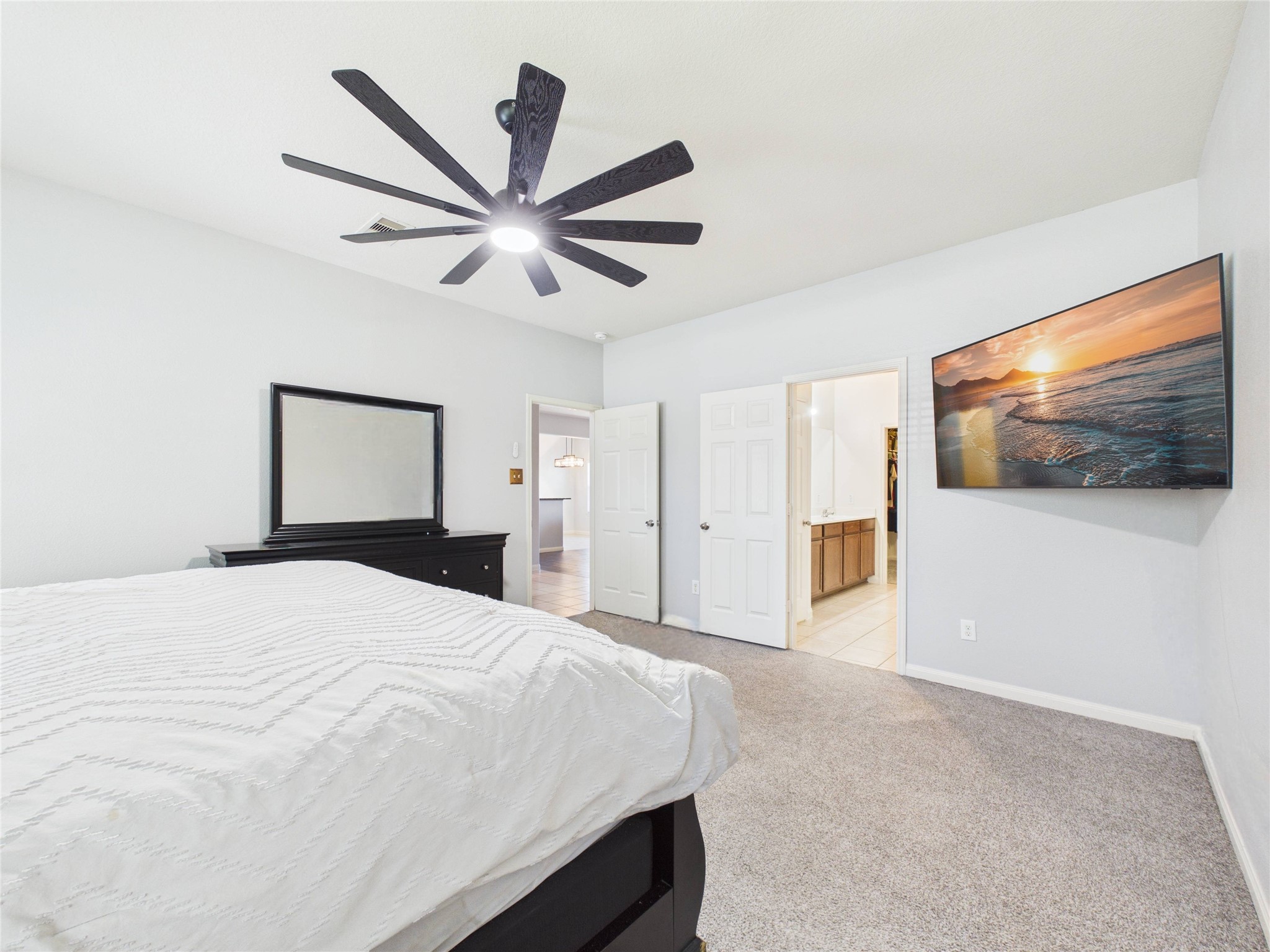911 Marigold Road Baytown, TX 77521 - Photo 6 of 32 Primary bedroom is bright and spacious, with a contemporary feel.