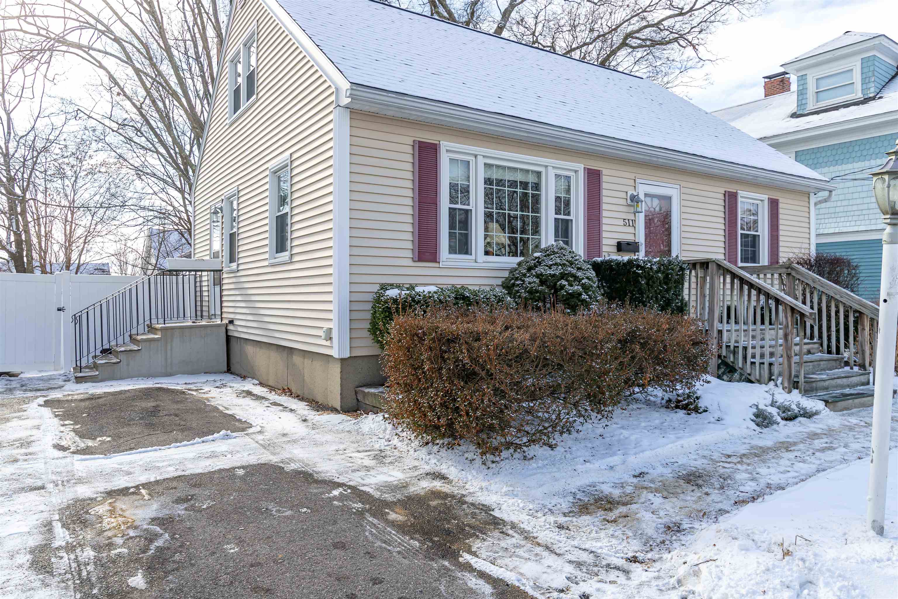 511 Manchester Street Manchester, NH 03103 - Photo 2 of 31