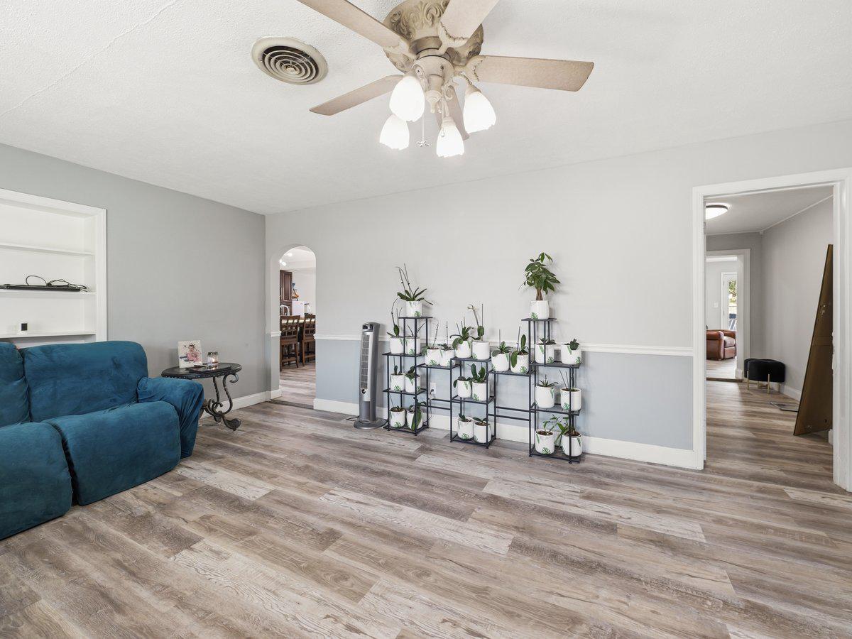 16808 Tammany Manor Road Williamsport, MD 21795 - Photo 7 of 41 Bright living space.