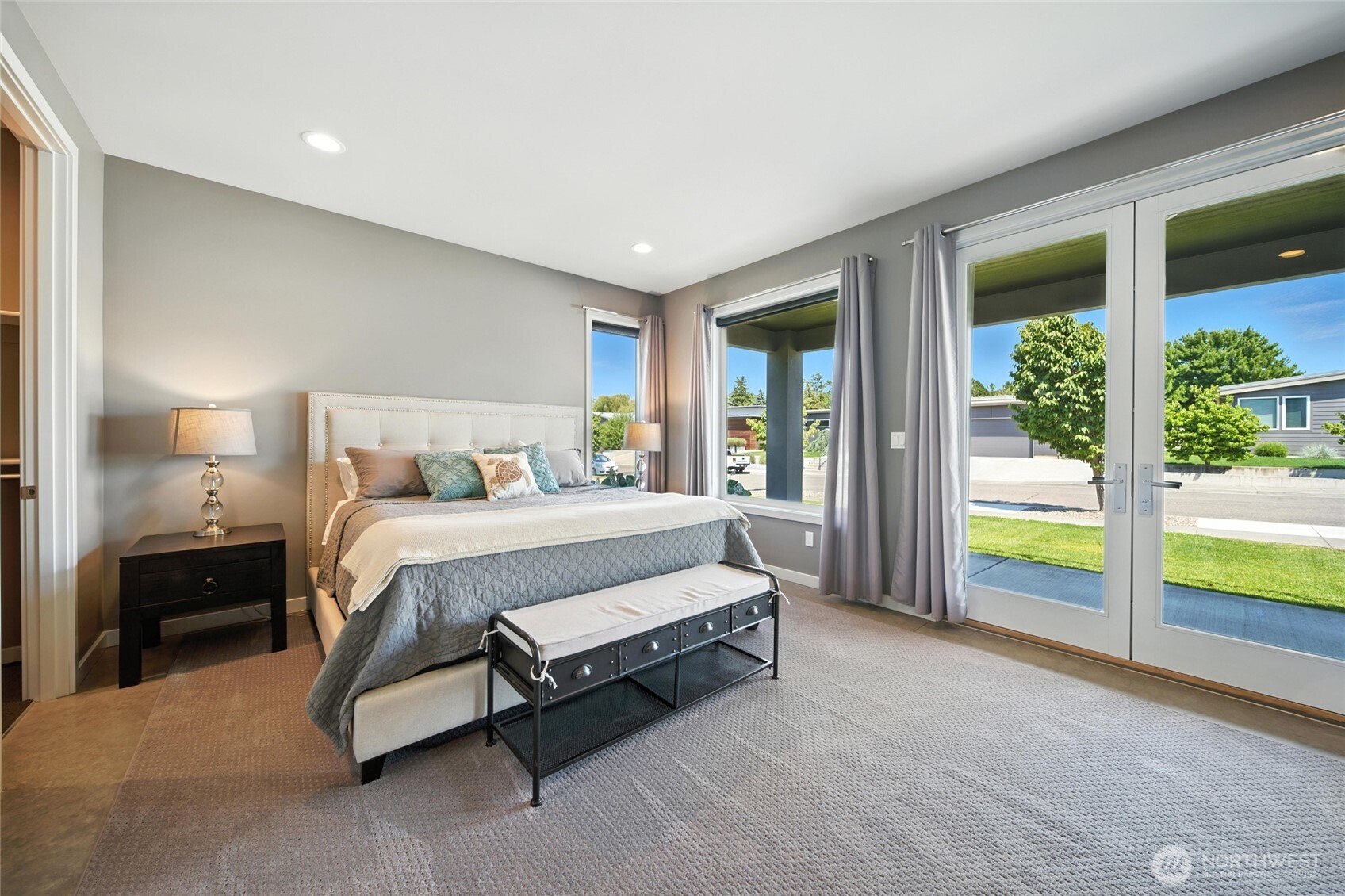 2150 Paramount Street Walla Walla, WA 99362 - Photo 24 of 40 a spacious bedroom with a bed and a large window