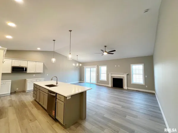$437,500 | 8802 North Westpoint Court, Edwards, IL 61528