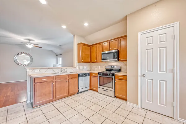 $2,200 | 6725 Strawberry Brook Lane, Dickinson, TX 77539