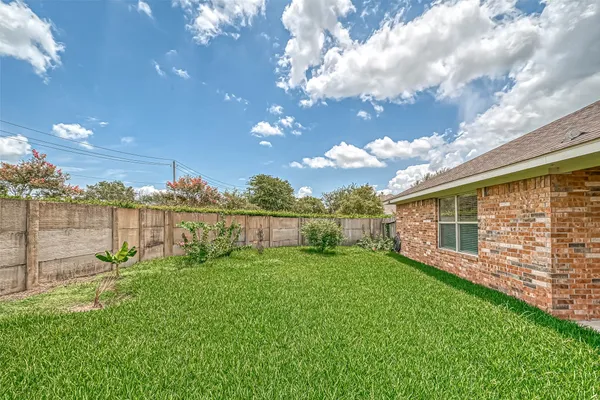 $2,200 | 6725 Strawberry Brook Lane, Dickinson, TX 77539