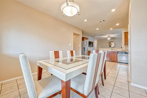 $2,200 | 6725 Strawberry Brook Lane, Dickinson, TX 77539