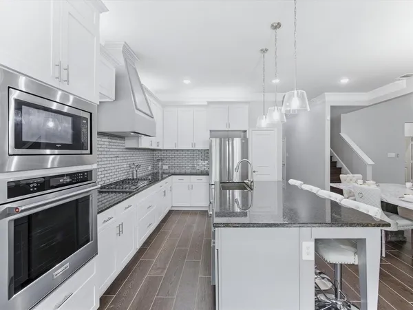 a view of a livingroom with closet