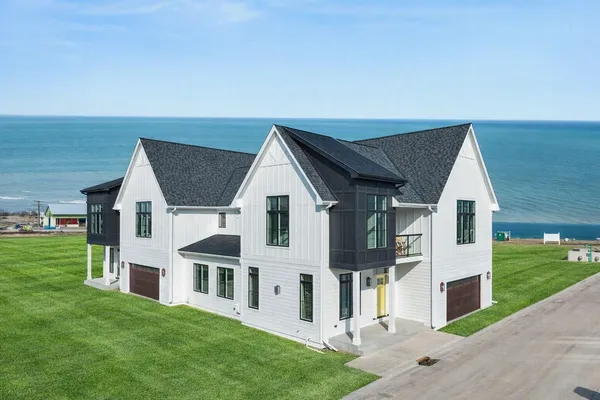 $865,000 | 498 Bastle Wynd Port, Unit 10, Port Washington, WI 53074