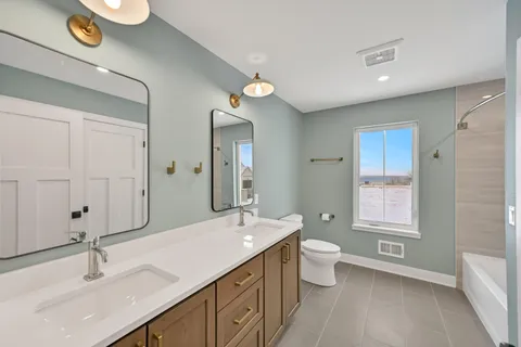 $865,000 | 498 Bastle Wynd Port, Unit 10, Port Washington, WI 53074