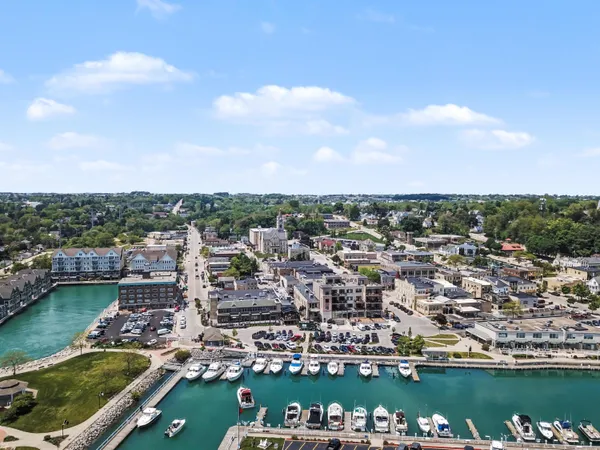 $865,000 | 498 Bastle Wynd Port, Unit 10, Port Washington, WI 53074