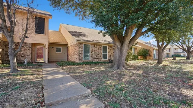 $225,000 | 25 Gittiban Place, Pantego, TX 76013