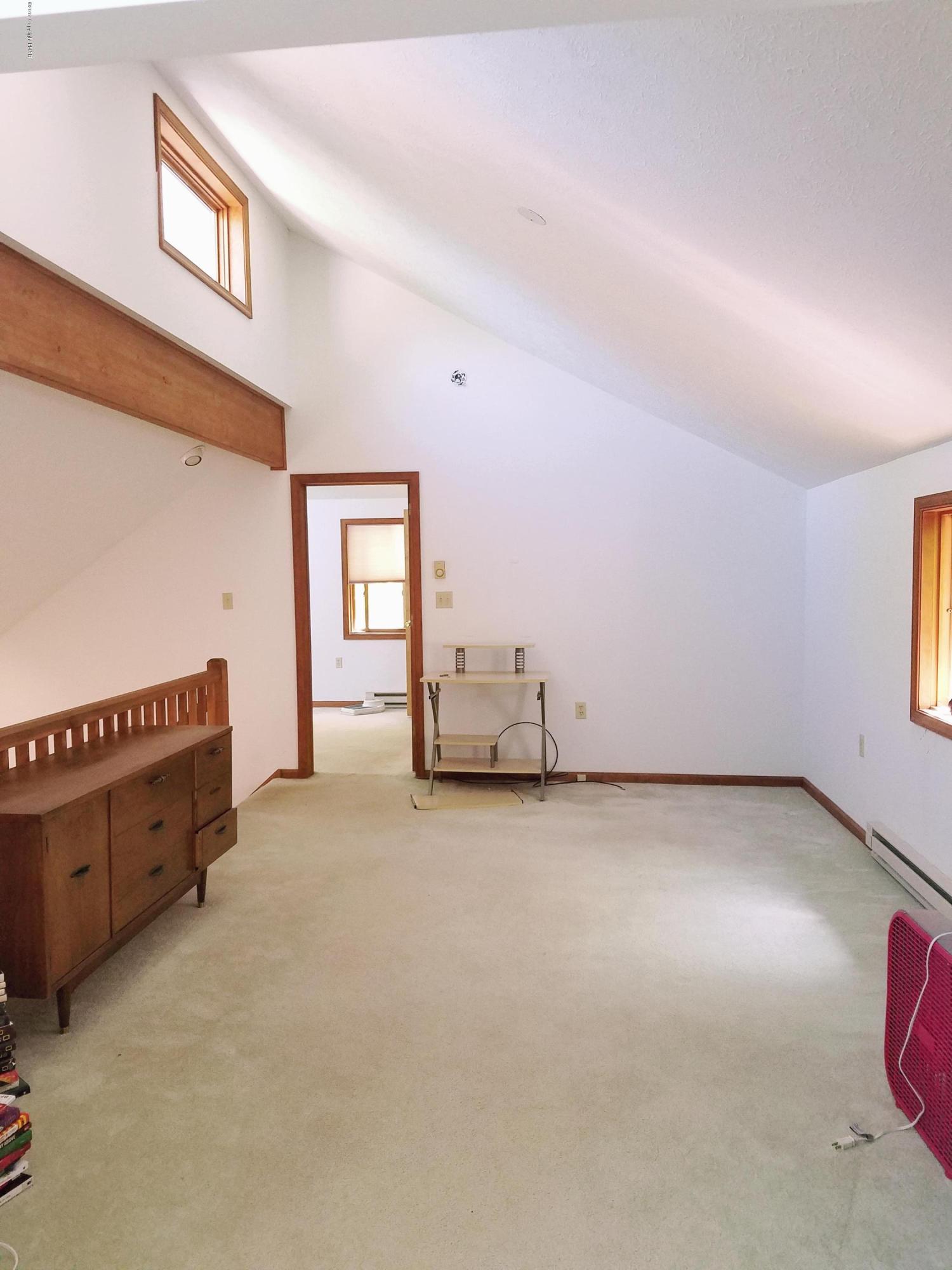 217 Ravenhill Road Tamiment, PA 18371 - Photo 27 of 47 loft