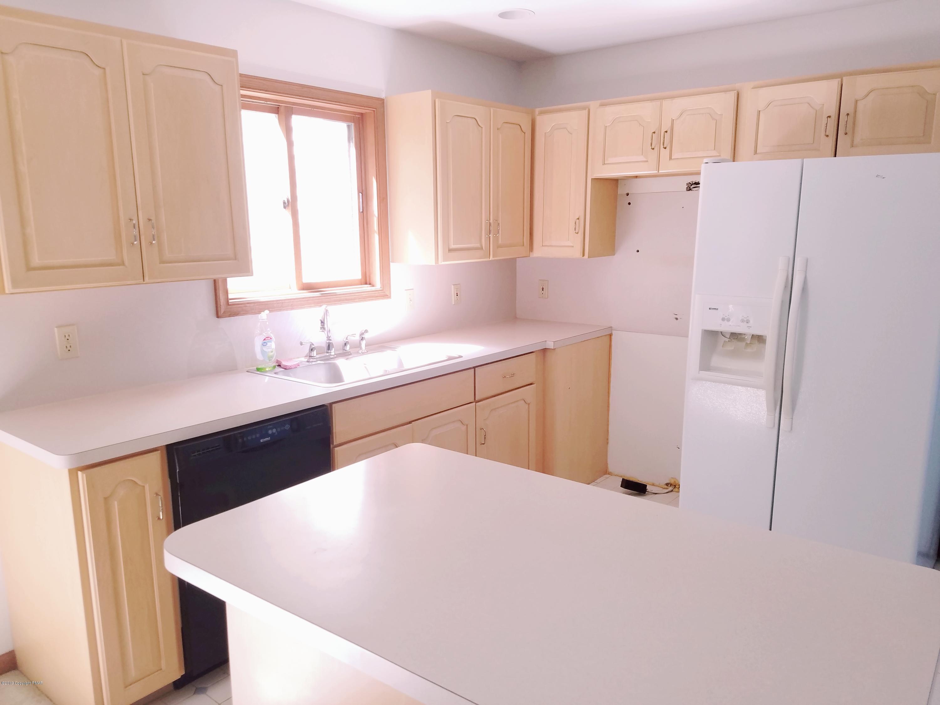 217 Ravenhill Road Tamiment, PA 18371 - Photo 9 of 47 Kitchen