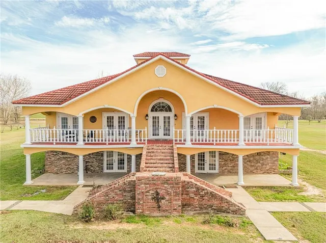 $599,900 | 290 Lucy Belle Drive, Marksville, LA 71351