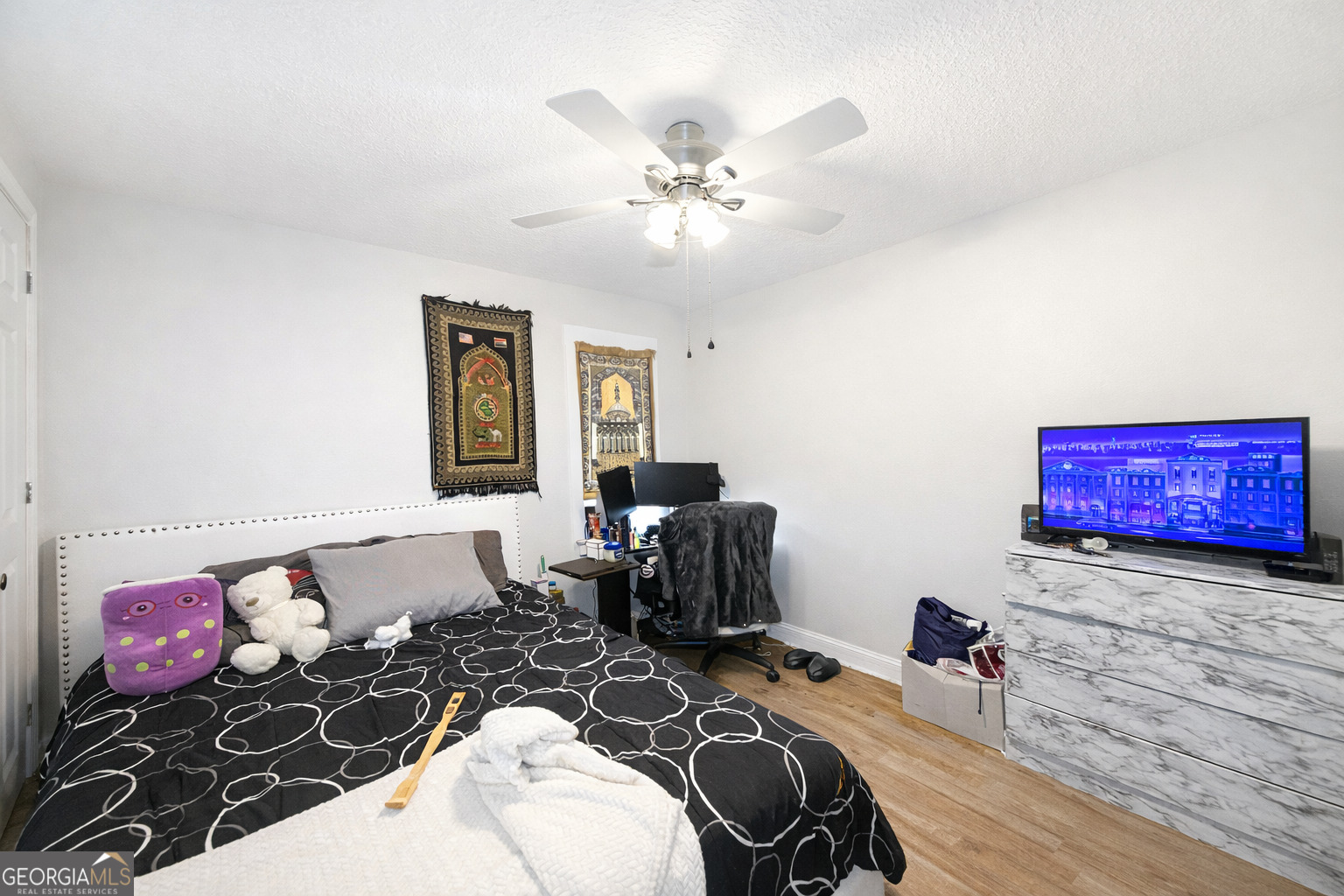 543 Church Street Blackshear, GA 31516 - Photo 33 of 35 a living room with furniture and a chandelier