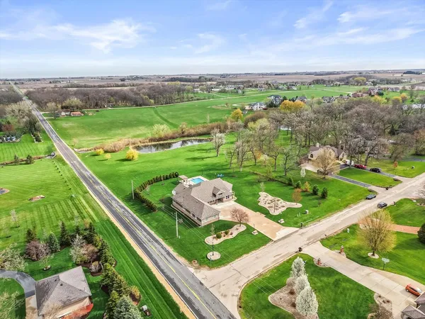 $700,000 | 10016 East Hickory Ridge Drive, Rochelle, IL 61068