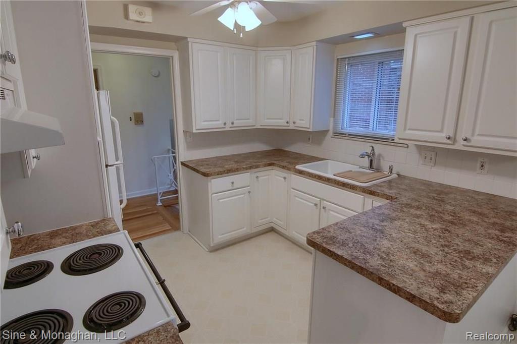 886 Harcourt Road Grosse Pointe Park, MI 48230 - Photo 16 of 39