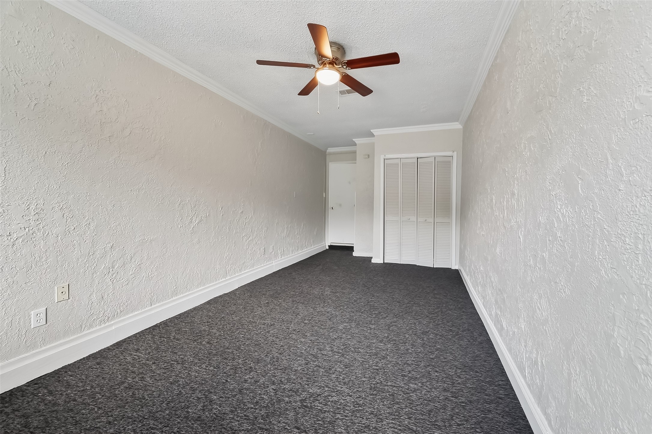 6112 Pineway Boulevard Houston, TX 77023 - Photo 13 of 21 an empty room with closet and a ceiling fan