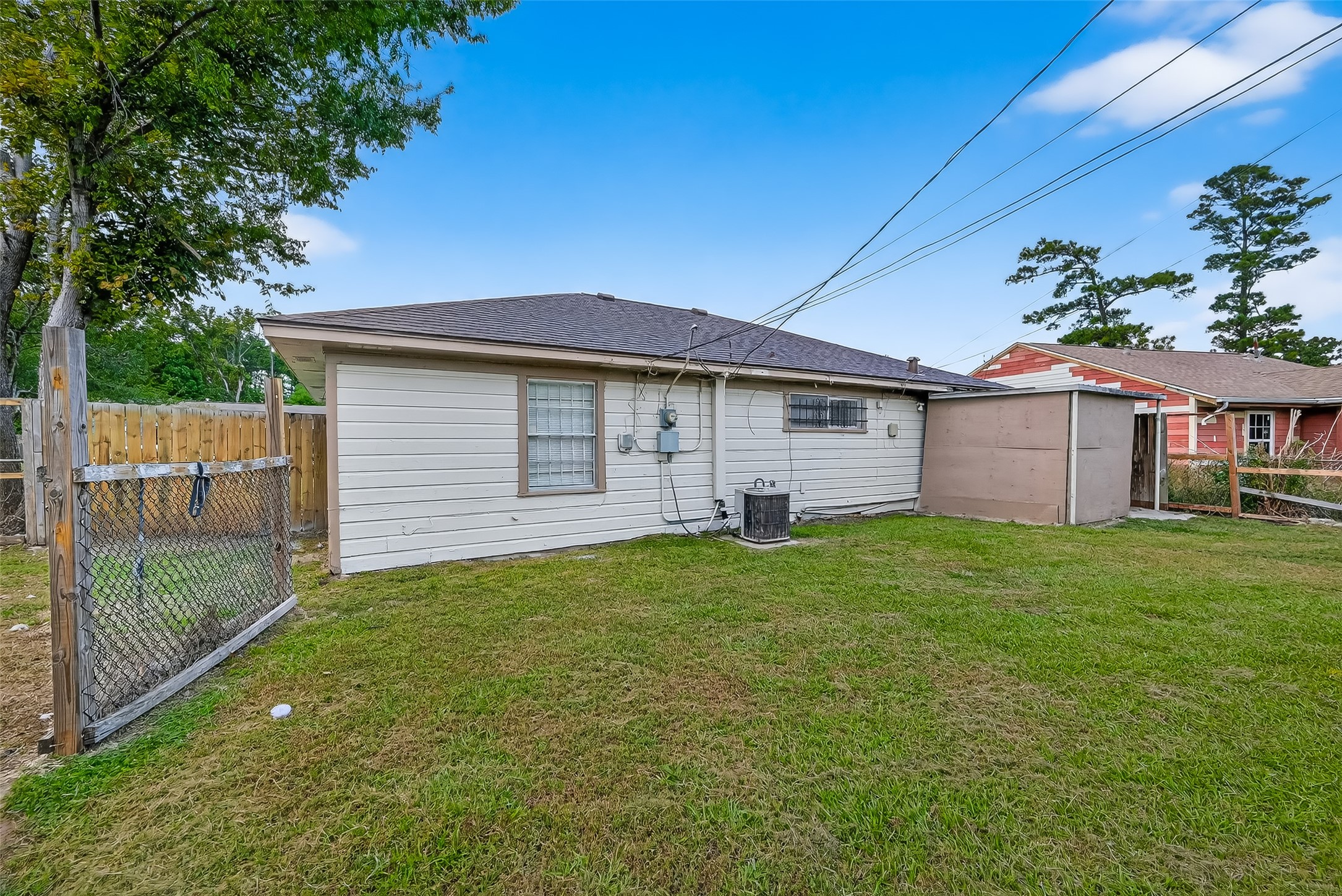 6112 Pineway Boulevard Houston, TX 77023 - Photo 20 of 21 a backyard of a house with lots of green space