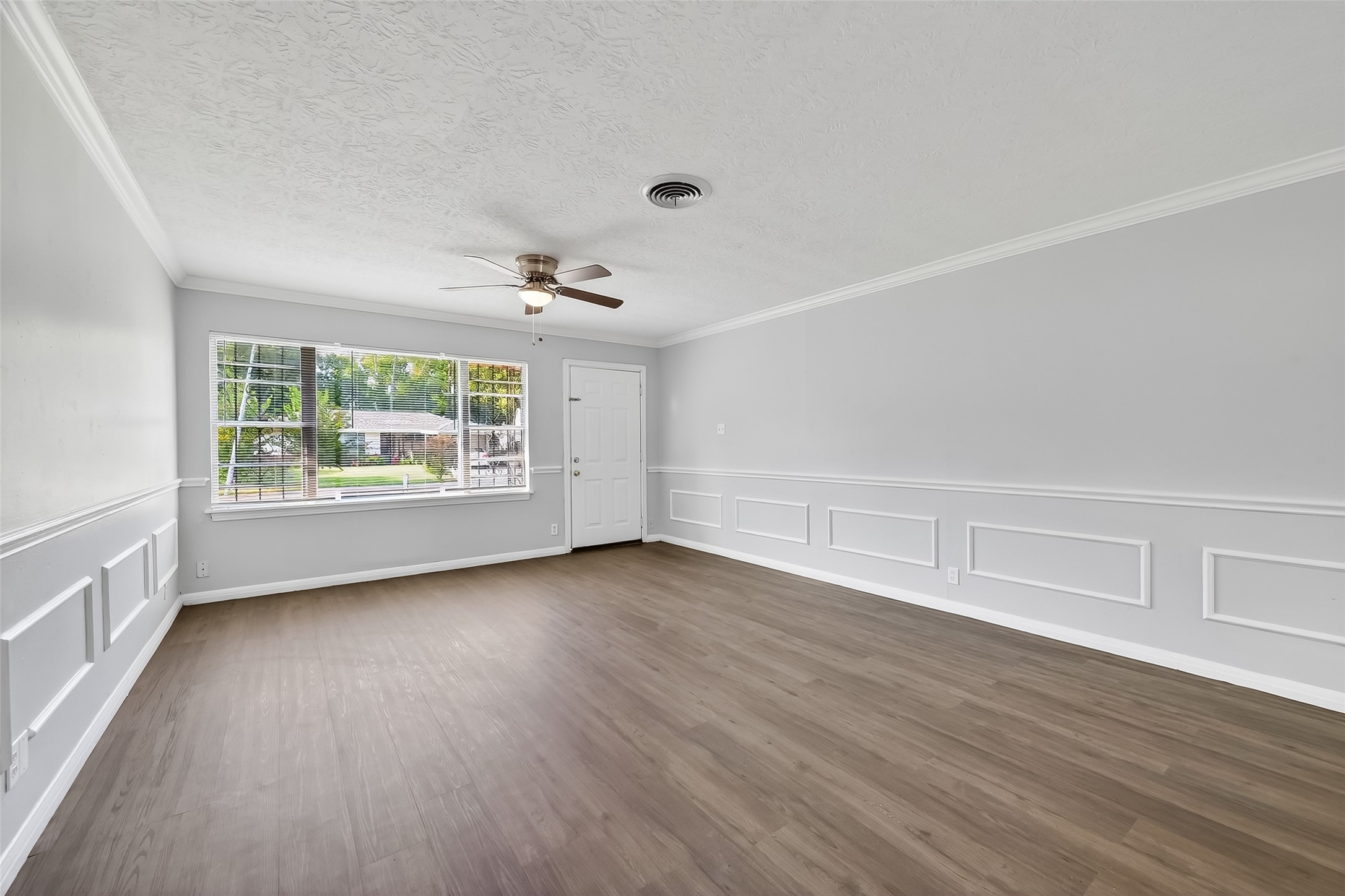 6112 Pineway Boulevard Houston, TX 77023 - Photo 6 of 21 an empty room with wooden floor and windows