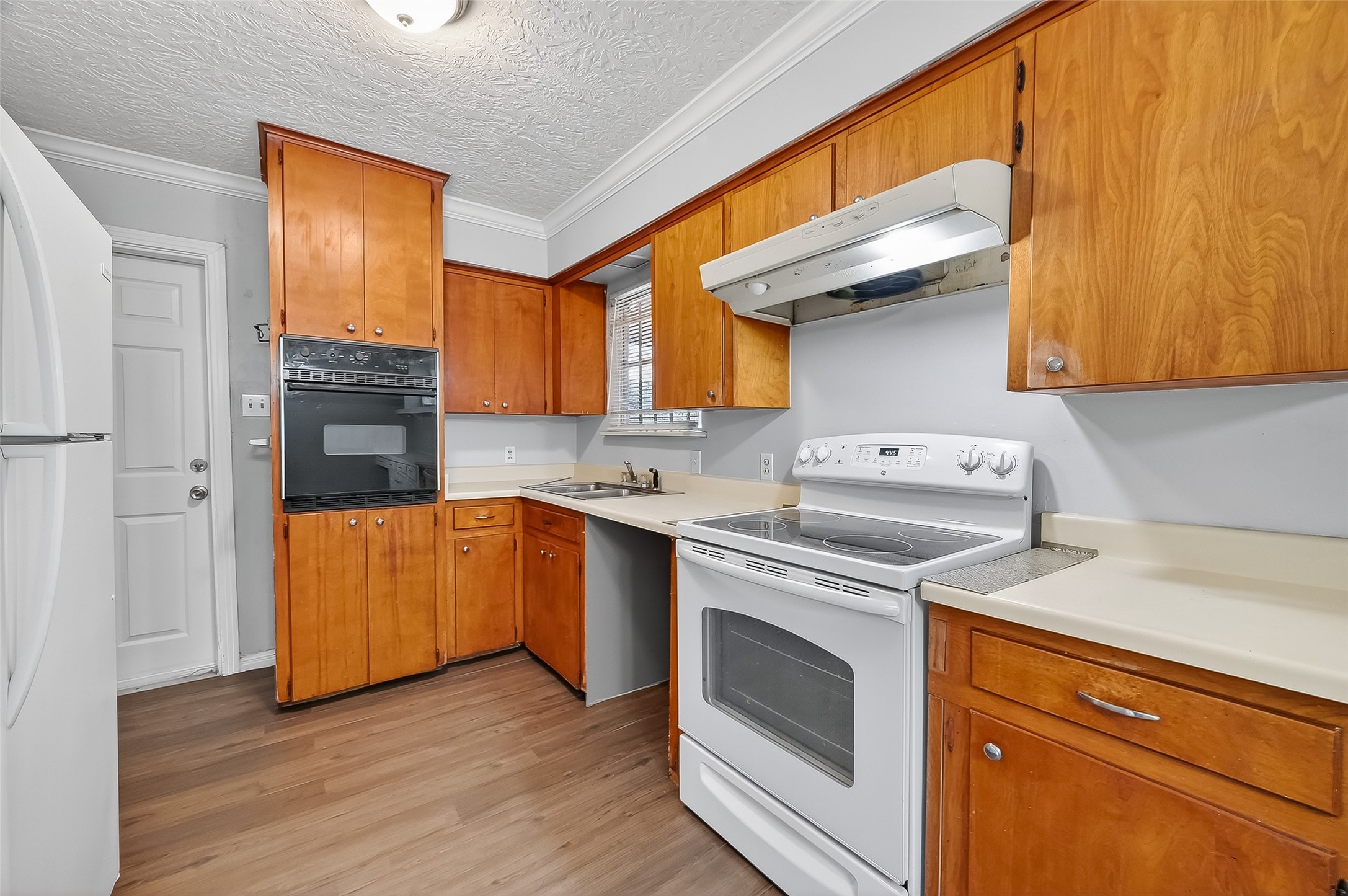 6112 Pineway Boulevard Houston, TX 77023 - Photo 10 of 21 a kitchen with a stove top oven sink and cabinets