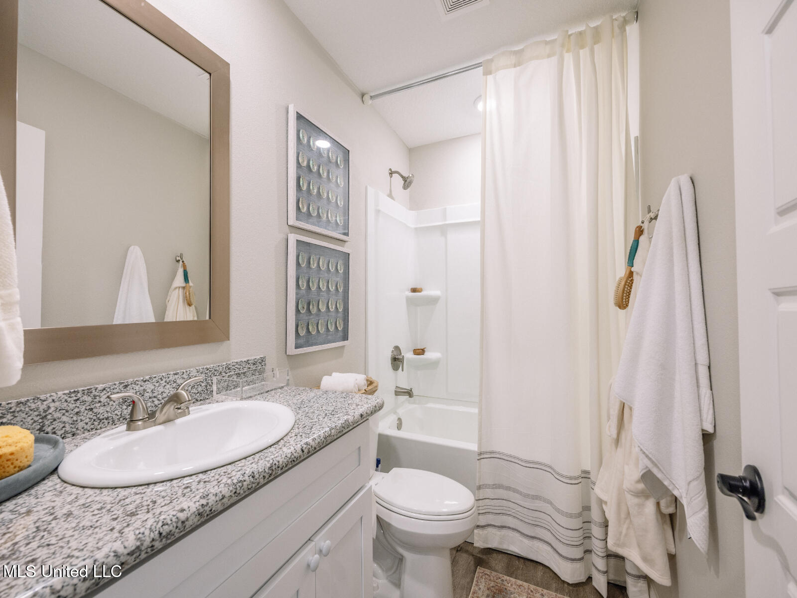 9684 West Oaklawn Road Biloxi, MS 39532 - Photo 14 of 17 Kai_C193_Bath2