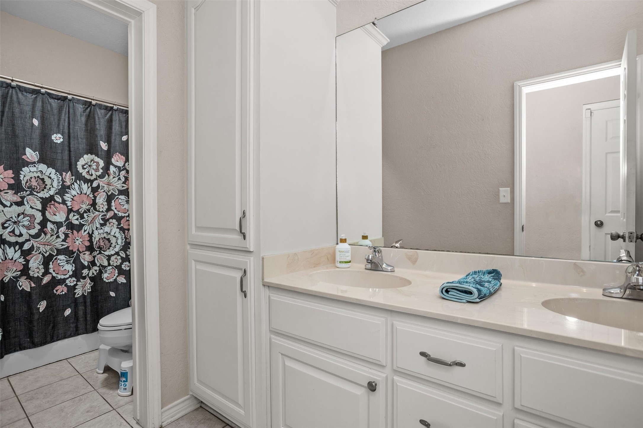 2101 San Antonio Road Crockett, TX 75835 - Photo 29 of 37 a bathroom with a granite countertop sink and a mirror