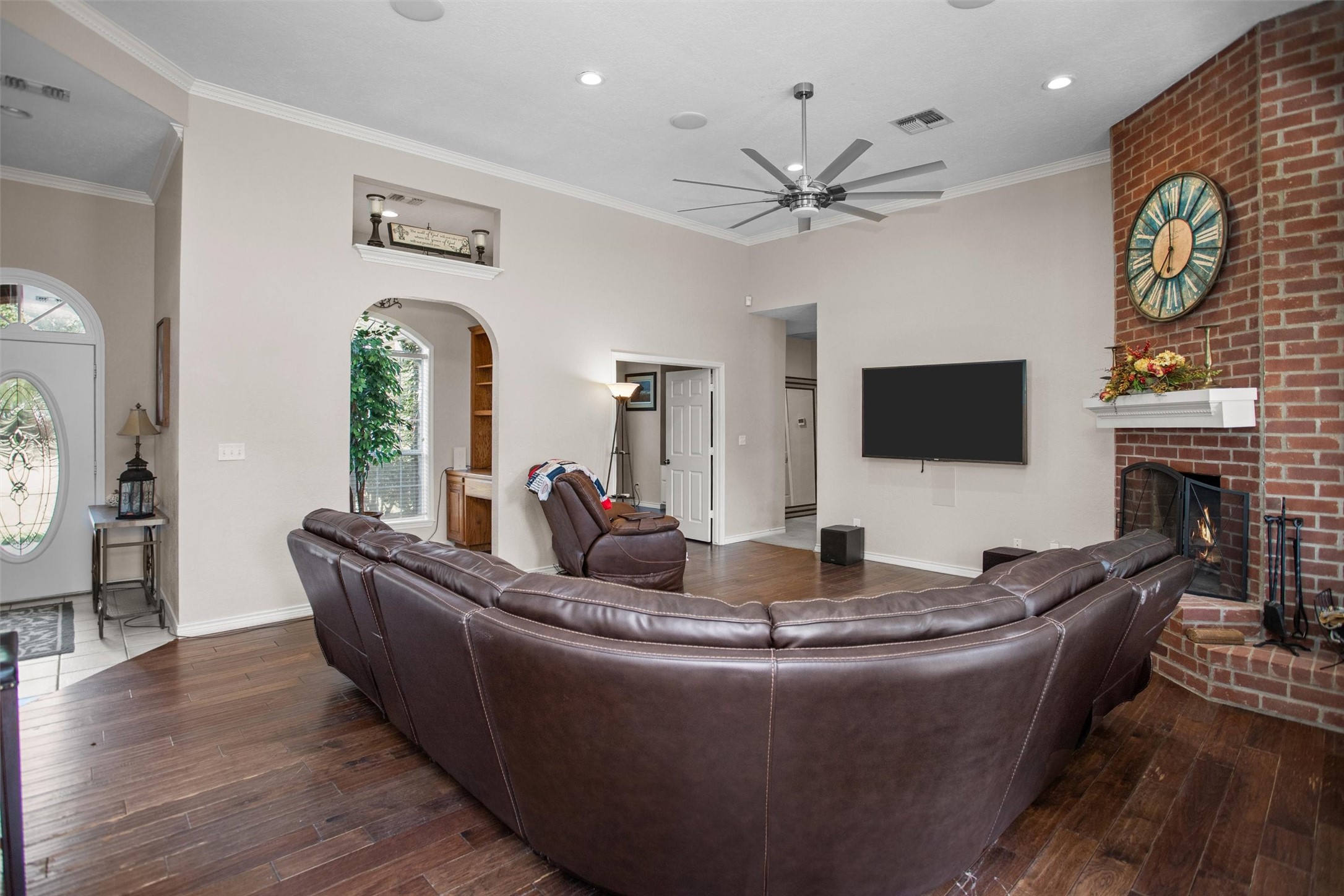 2101 San Antonio Road Crockett, TX 75835 - Photo 5 of 37 a living room with fireplace furniture and a flat screen tv