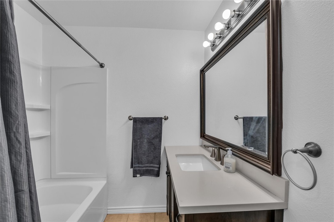 1940 East Highland Road Waxahachie, TX 75167 - Photo 13 of 44 a bathroom with a tub sink and mirror