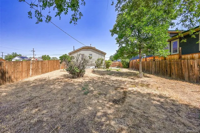 a view of a backyard