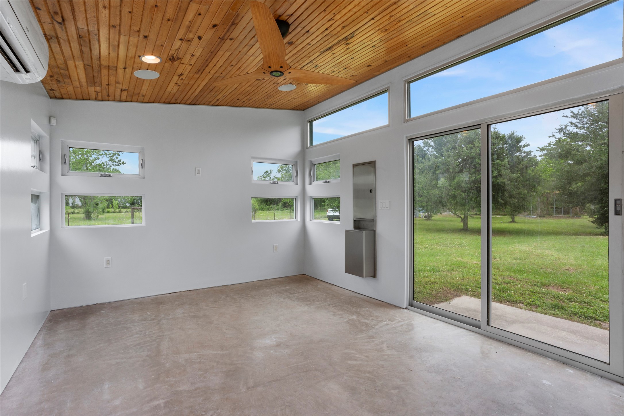 3650 Rivers Road Pearland, TX 77578 - Photo 10 of 22 Beautiful ceiling, well-lit by large windows.