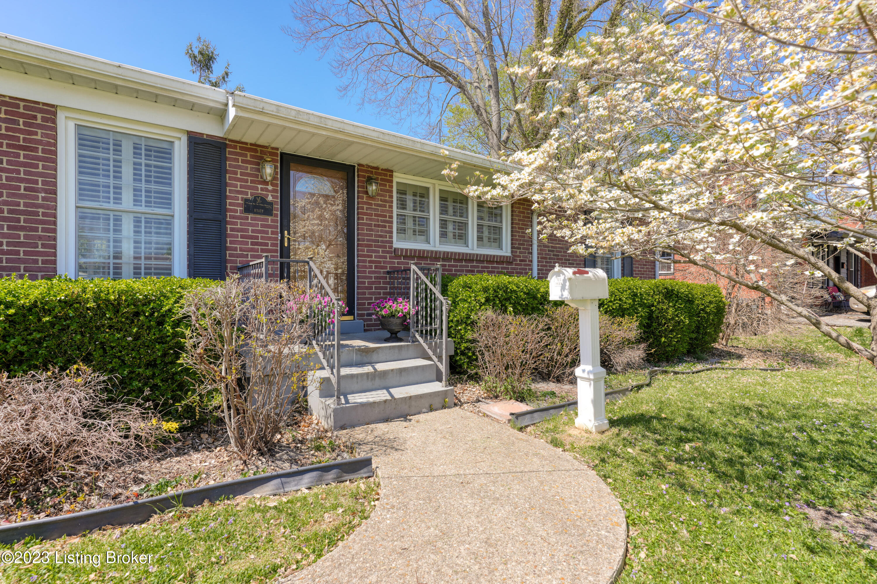 218 Bramton Road Louisville, KY 40207 - Photo 2 of 50 017 - 20230412 04672