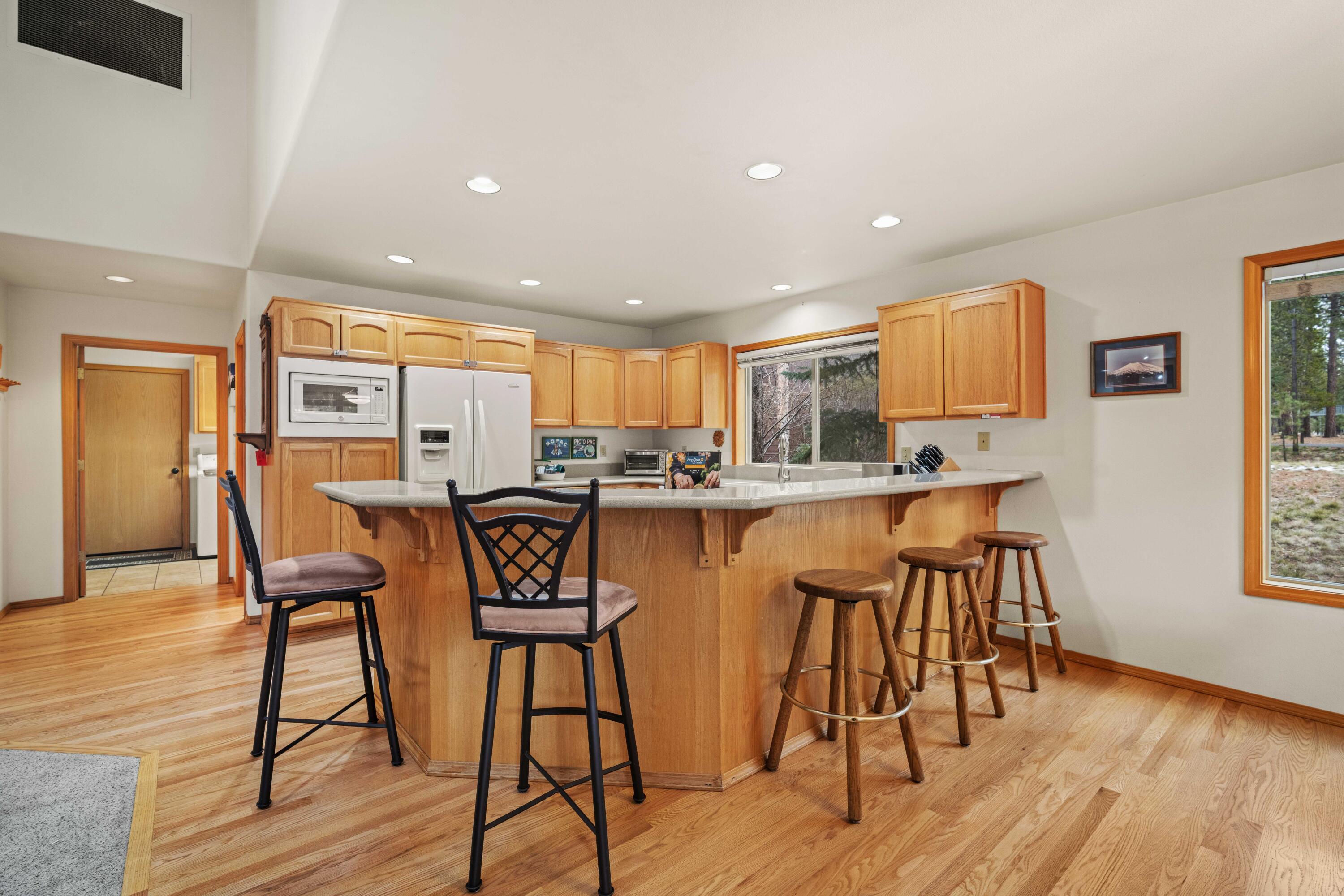 57655 Aspen Lane, Unit 2 Sunriver, OR 97707 - Photo 13 of 47 14 - kicthen bar