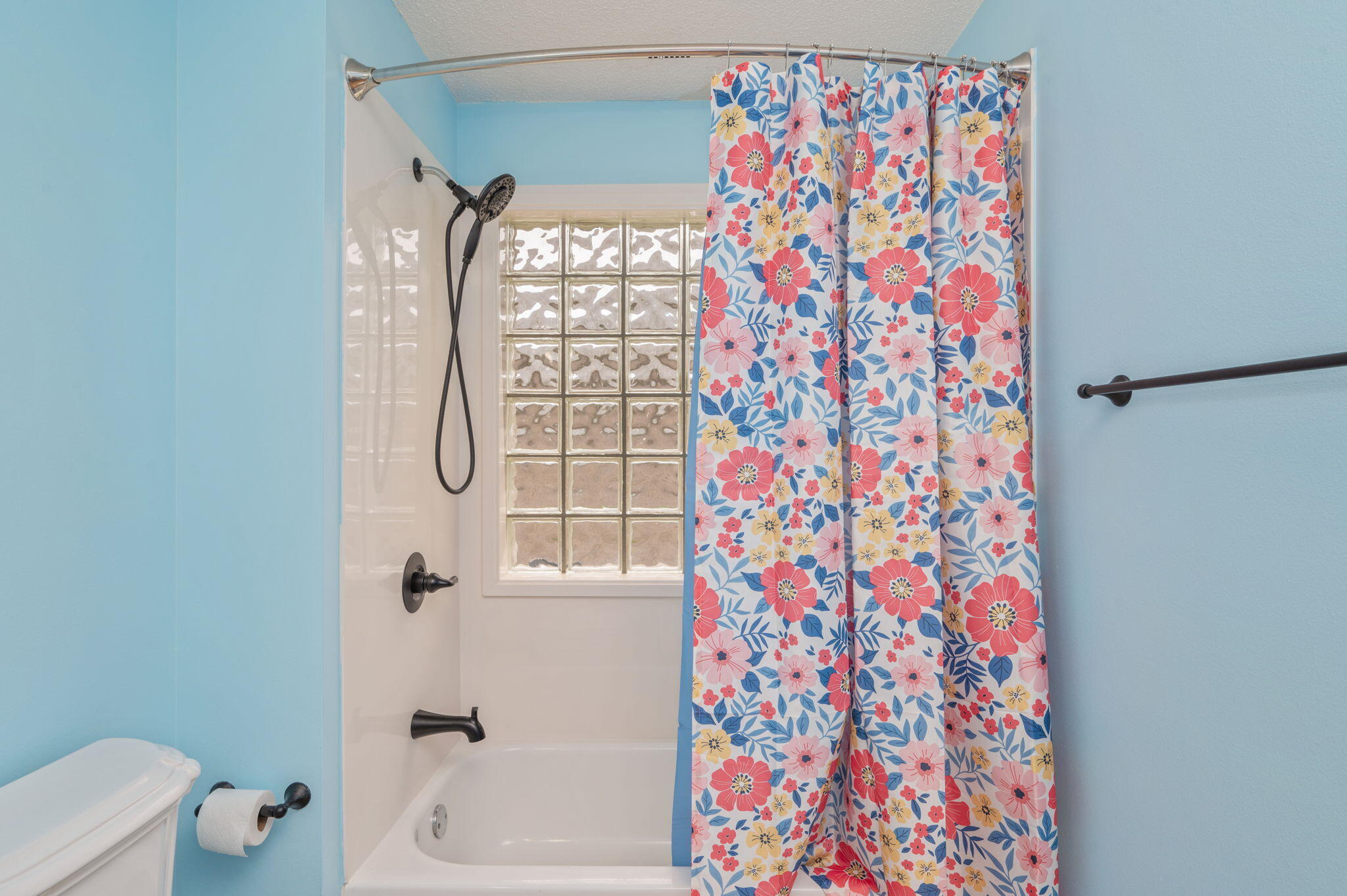 734 Riva Ridge Drive Crestview, FL 32539 - Photo 30 of 53 a bathroom with a bathtub and shower curtain