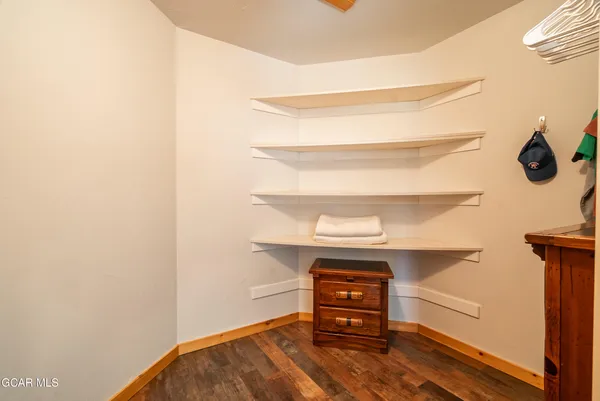 a view of a dinning table and chairs in patio