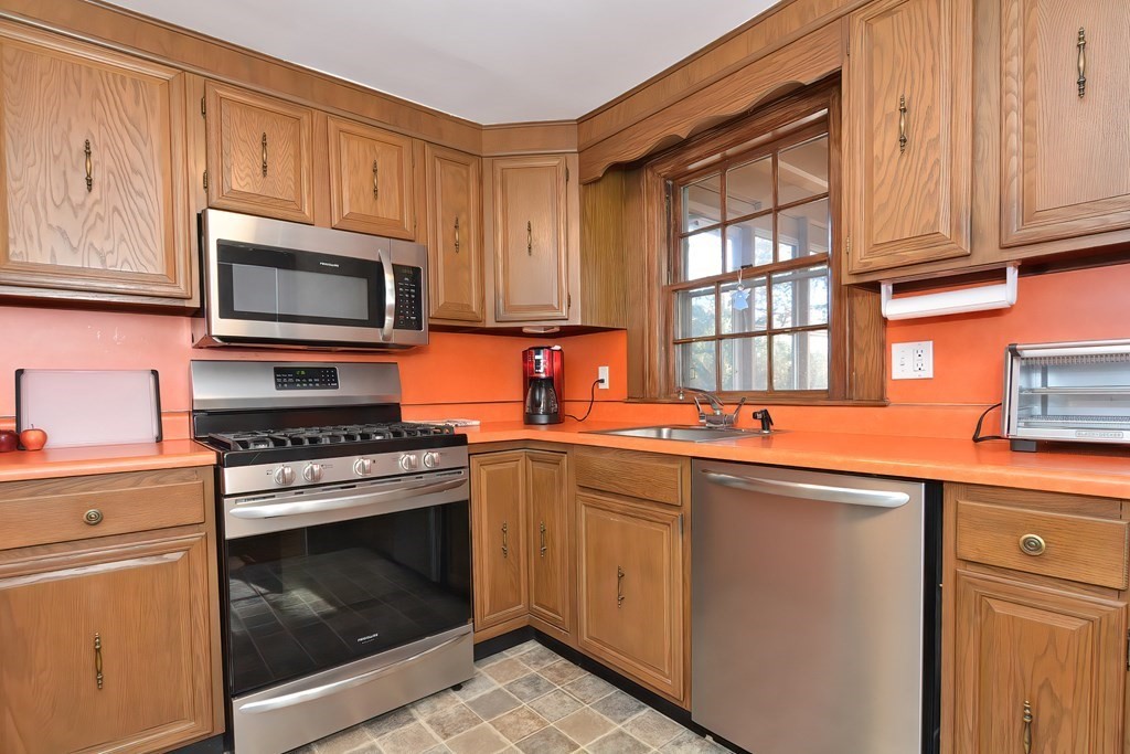 118 Fordham Road Newton, MA 02465 - Photo 3 of 28