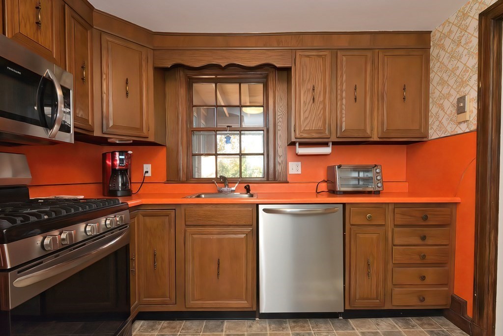 118 Fordham Road Newton, MA 02465 - Photo 5 of 28